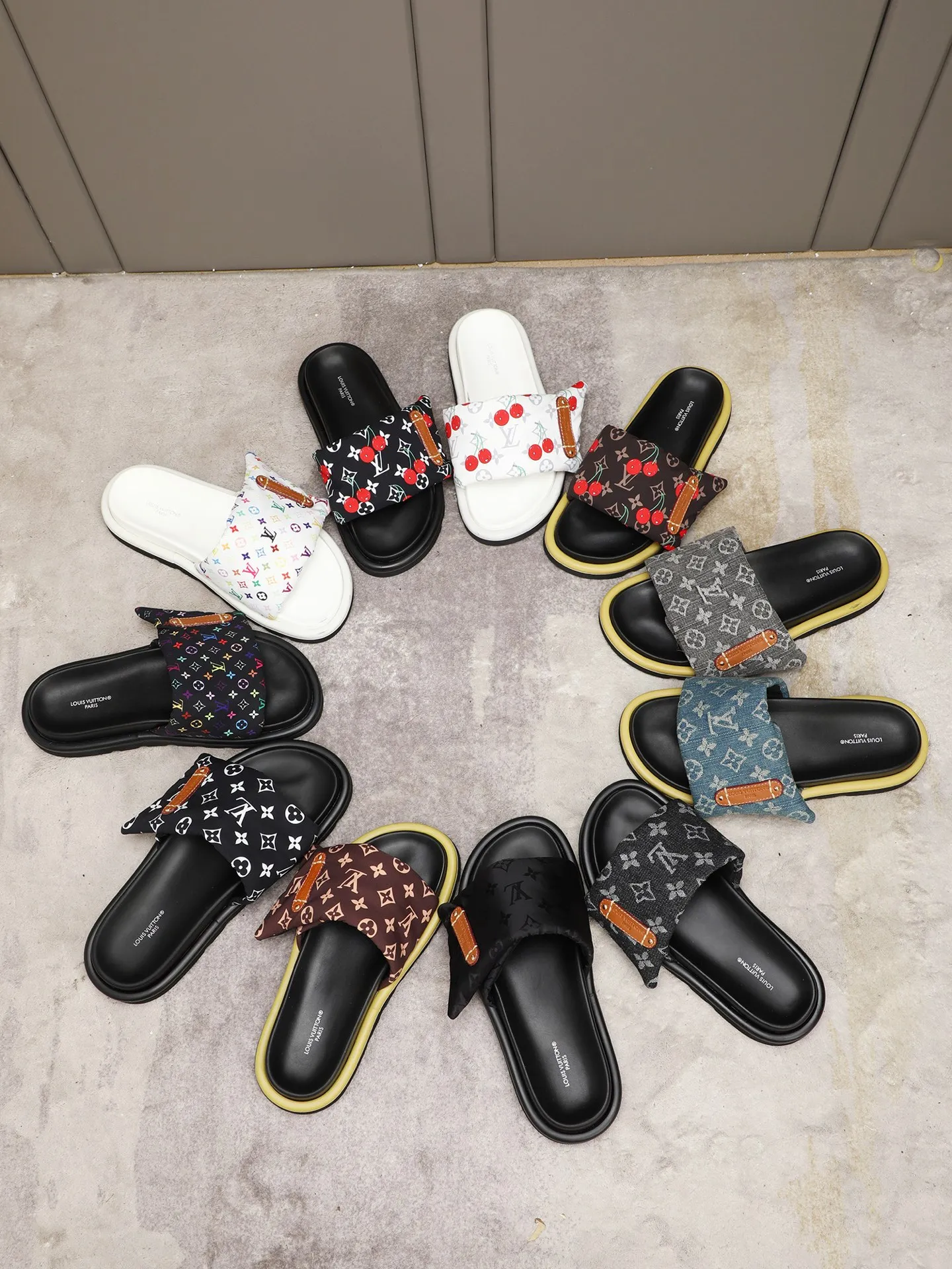 PP360 [LOUIS VUITTON] Louis Vuitton, LV printing, men's and women's slippers are on the market. The drawer box packaging comes with a cloth bag and a card. The upper pattern looks very soft and waxy, and it is a super versatile leg slimming tool. Fabric: imported denim/canvas/old fabric, LV hardware LOGO, official website pattern printing, comfortable to wear, feet: high-elastic PU water table. Sole: foam sole, heel height: about 5cm. Code number: 35-46, 35, 45, 46 are custom-made and non-returnable. Color: multiple colors and styles available.